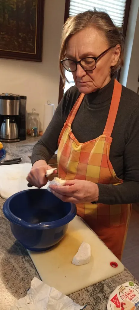 Annette Rümmele schneidet Käse