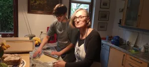 Ausrollen des Plaetzchenteiges