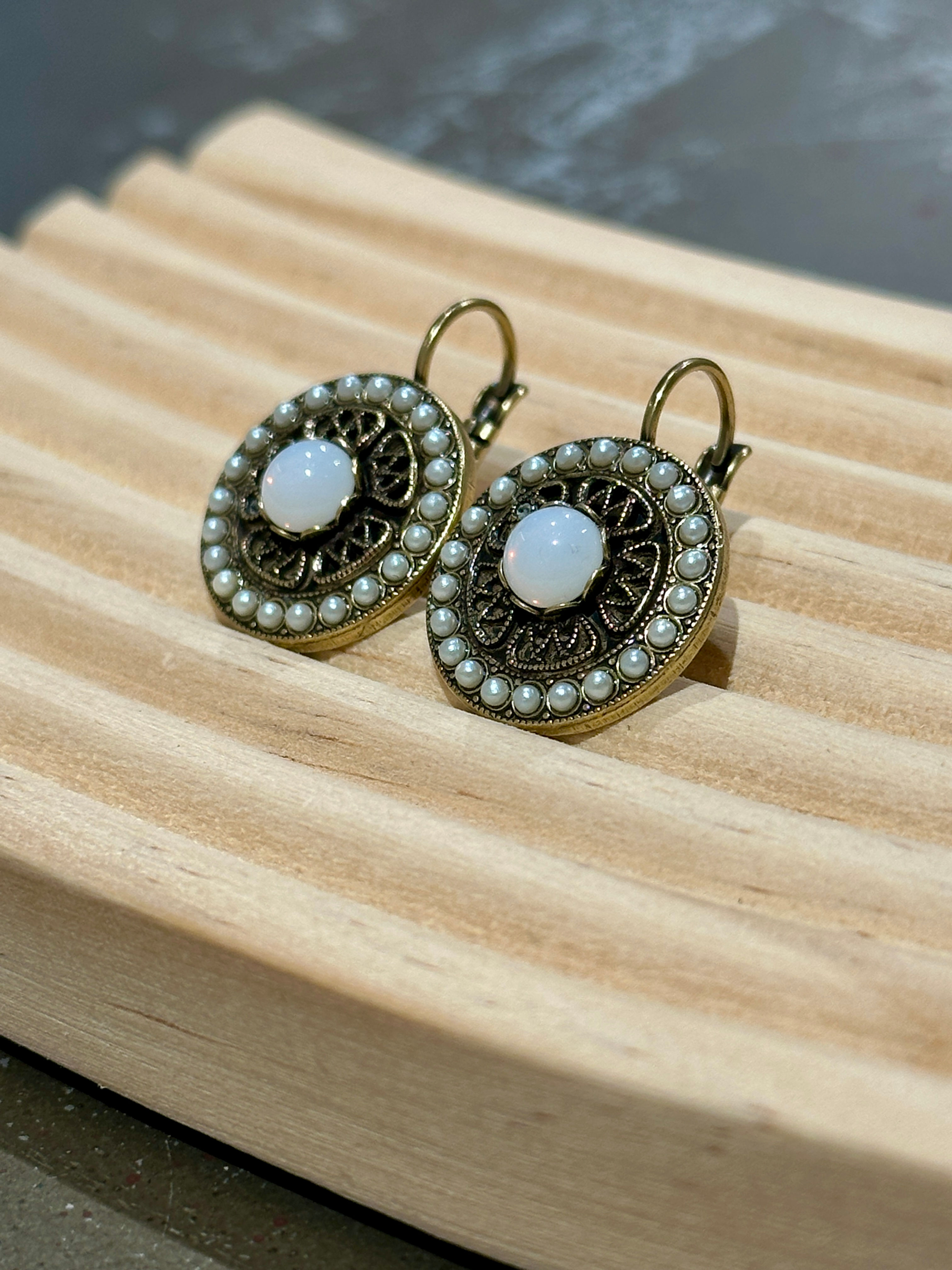 Ohrhänger Blume rund, gross weiss/milchig mit Süsswasserperlen