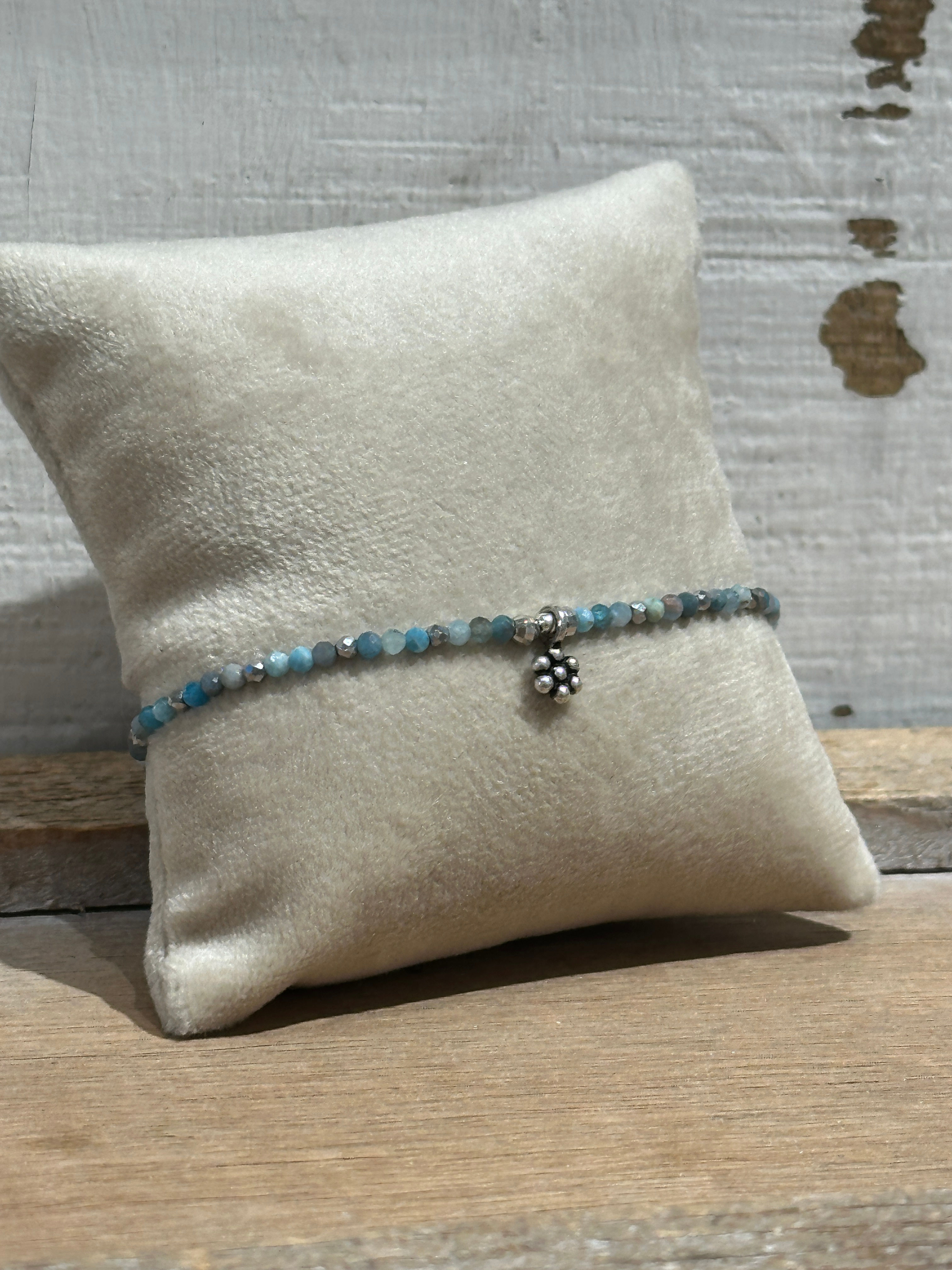 arubaS - Armband mit Apatitperlen, Hämatit und Blümchenanhänger