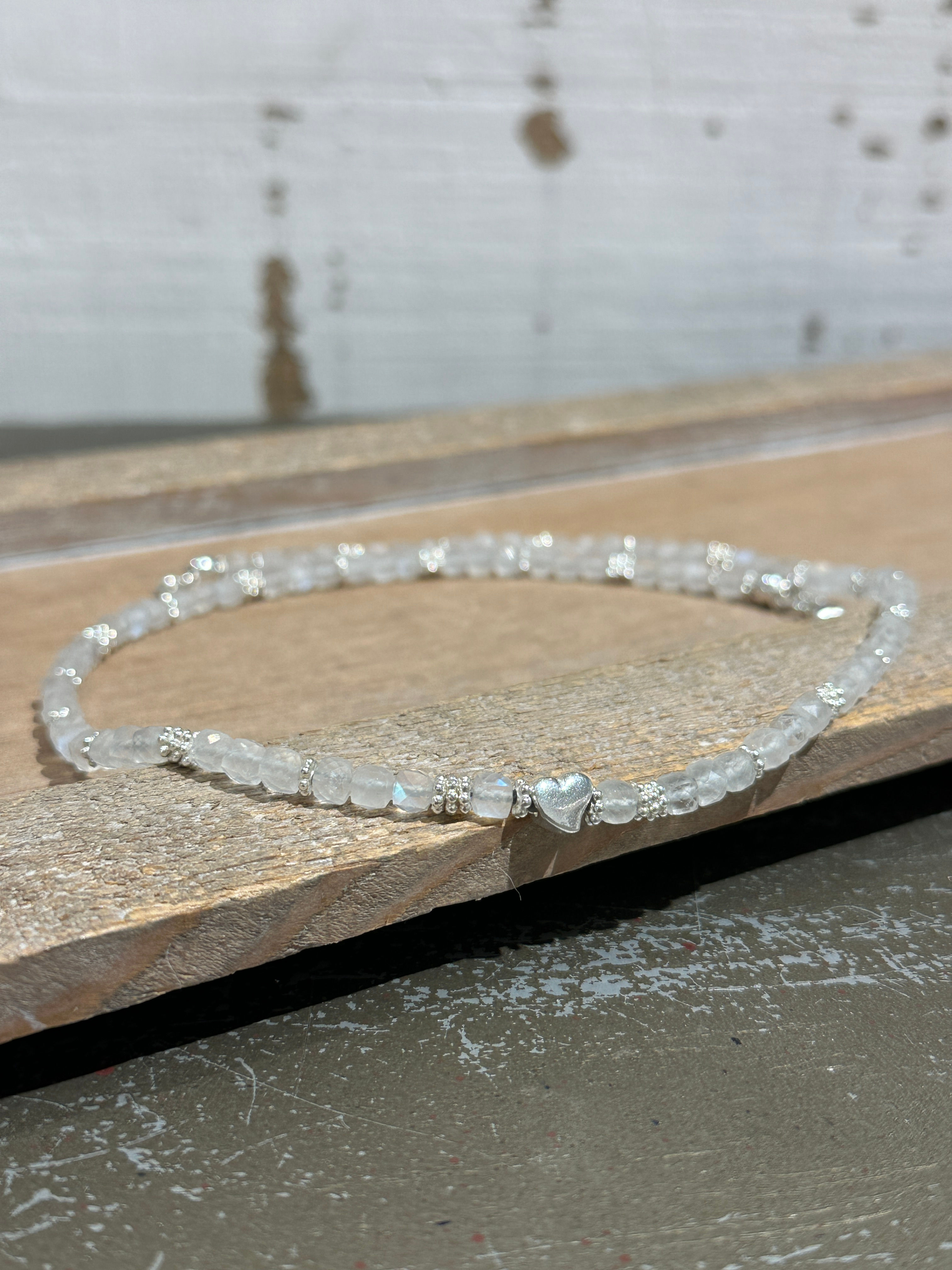 arubaS - Halskette Mondsteinwürfeli, Silberzwischenteilen und Silberherz