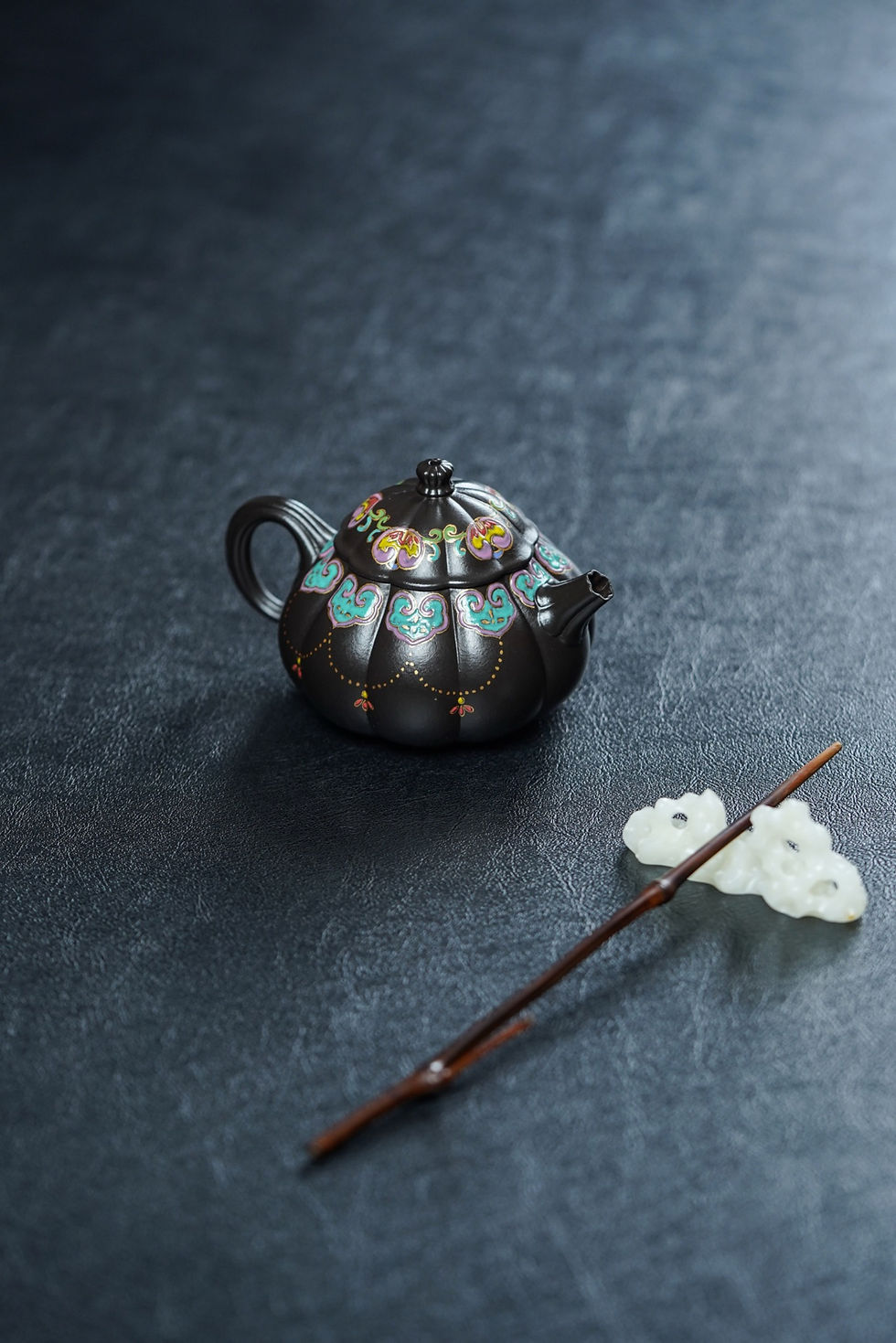 縮圖：Ribbed Enamel Black Clay Teapot