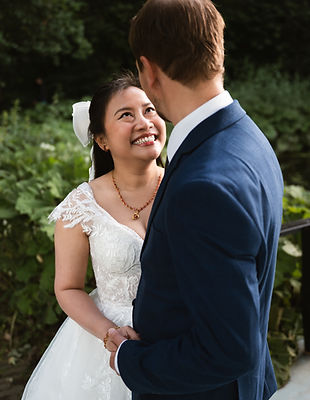 Getrouwd bruidspaar tijdens hun fotoshoot in Leiden, vastgelegd door Joyce Teunissen Photography