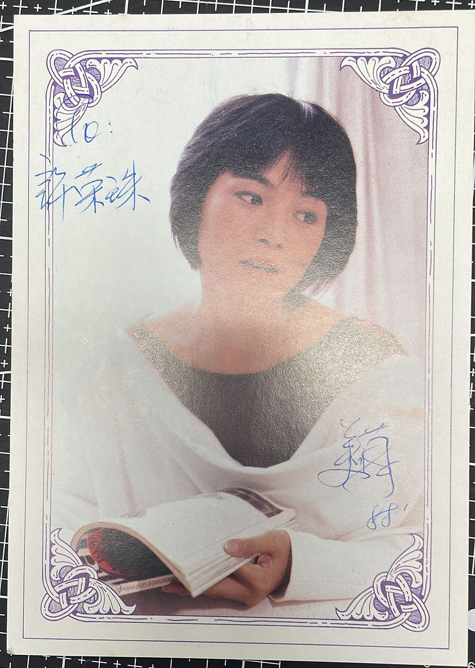 縮圖：周美茵 誰在意 (簽名封套及簽名個人簡介)