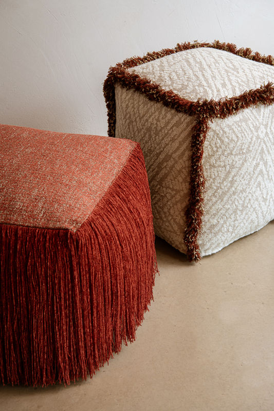 Made-to-measure poufs with fringes and a woven fabric