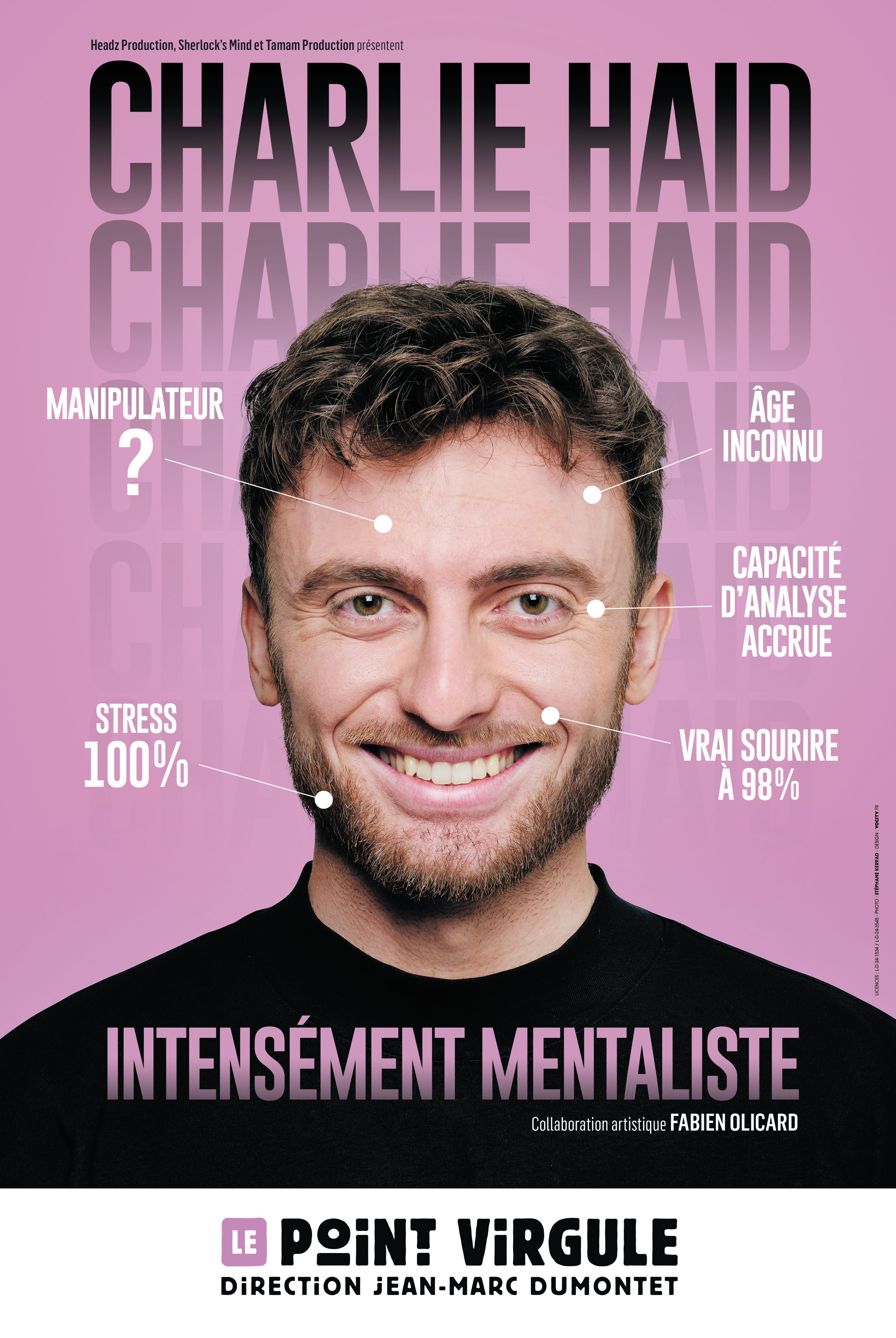 Charlie Haid, artiste visuel, devant une de ses œuvres.