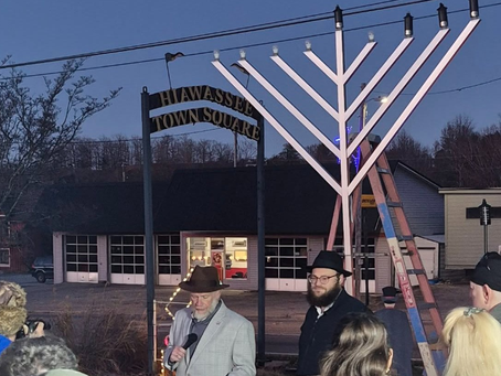 Community Gathers in Hiawassee to Celebrate Chanukah with Menorah Lighting