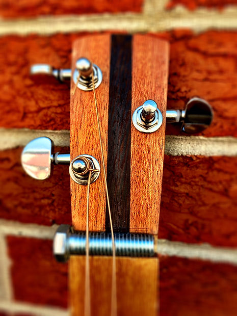 3-String headstock.jpeg