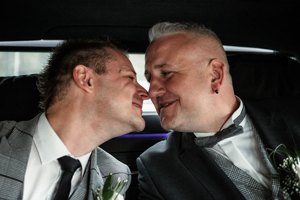 LGBTQ, queer, Regenbogenfamilie, Hochzeitsfotografin, Hochzeit, Hochzeitskleid, Regenbogenshooting, Getting Ready,  Berlin, Brandenburg, ungestellte Fotos