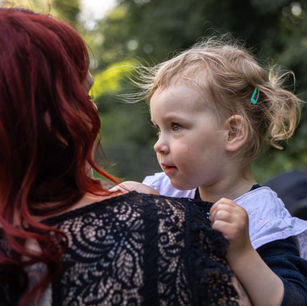 Mama hält Kind im Arm, schauen sich an
authentische Familienfotografie, Familienshooting, Familienfotografin, Familienreportage, ungestellte Familienfotos, Berlin, Brandenburg