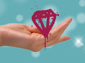 mano con diamante rovinato in mano