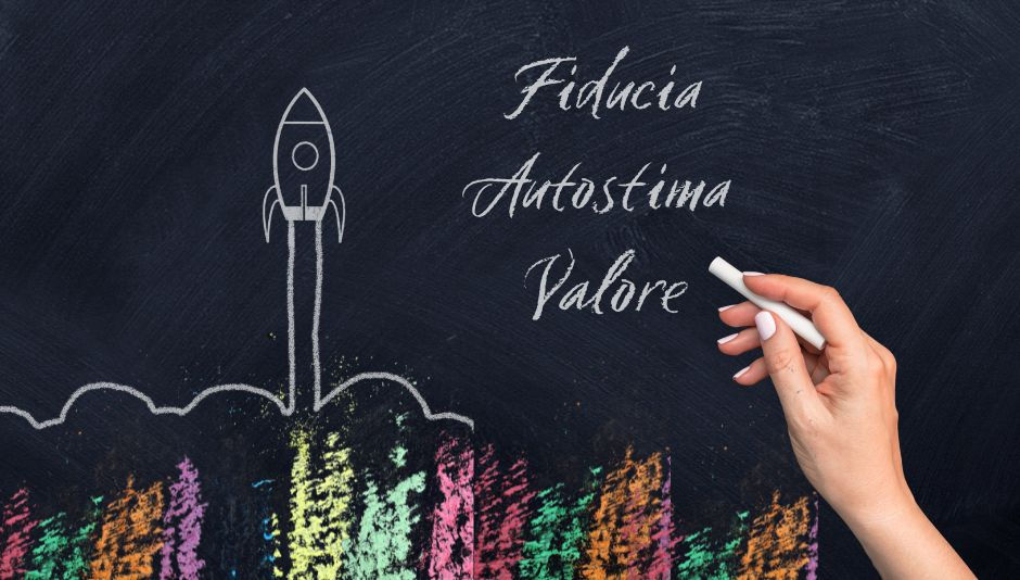 Lavagna con disegno a gesso di un razzo e parole “Fiducia, Autostima, Valore”, simbolo di crescita personale e fiducia in sé per superare la sindrome dell’impostore.