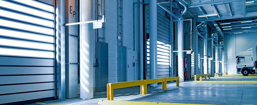 Interno capannone industriale moderno con struttura in acciaio