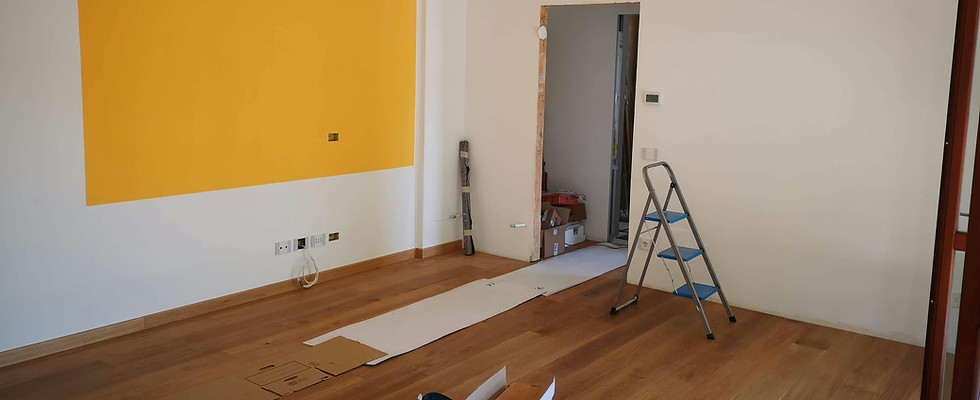 Locale commerciale in ristrutturazione con operai al lavoro e materiali edili