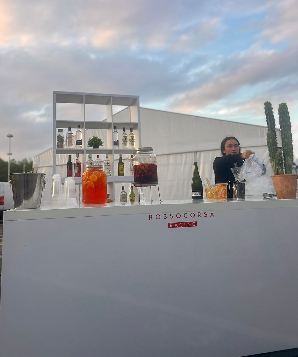 Barra libre premium de Jonny Catering en el hospitality de Rosso Corsa Racing, en pleno Circuit de Catalunya – Montmeló. Mixología creativa, cócteles de autor y servicio exclusivo para eventos de motor de alto nivel.
