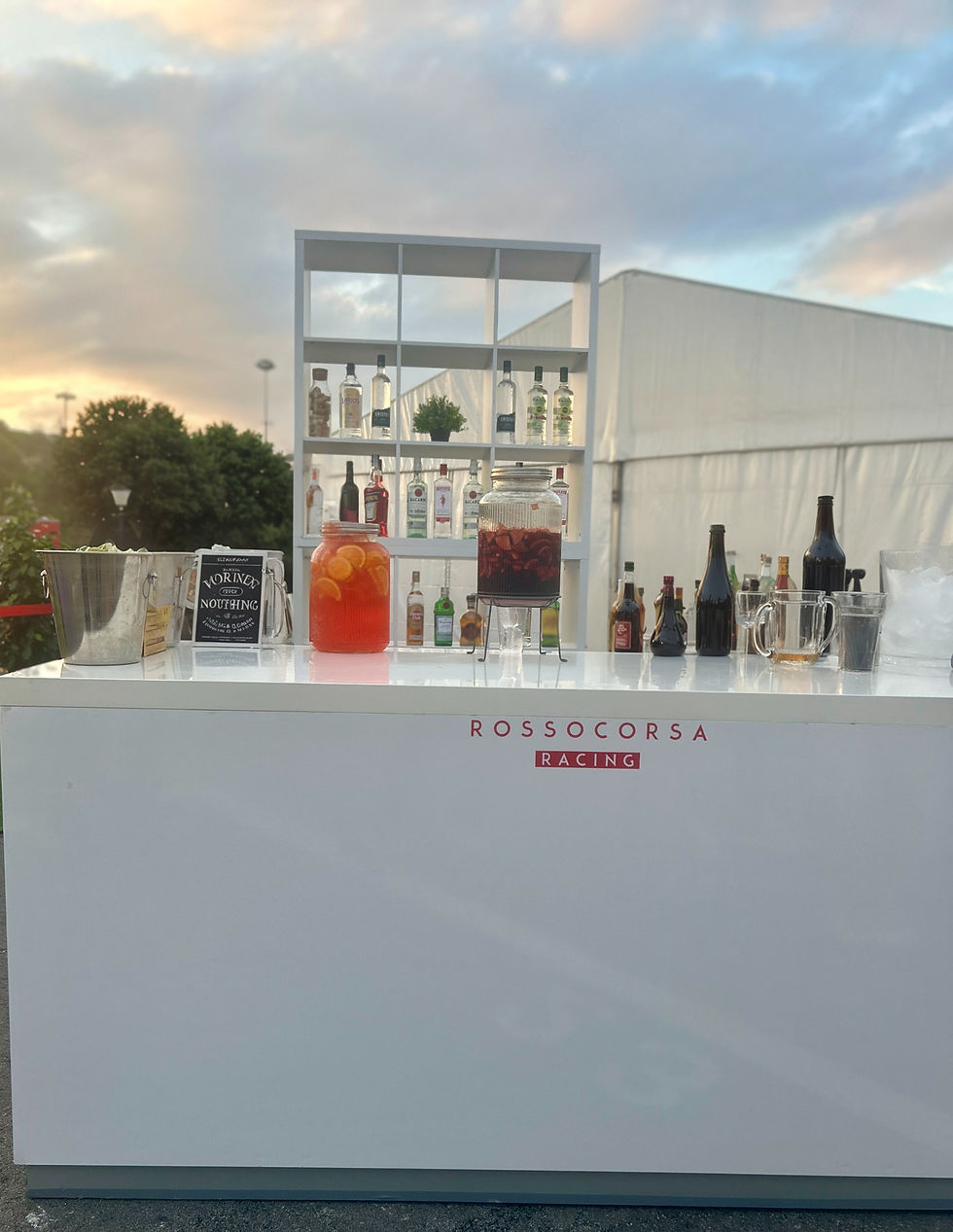 Barra bar cocteles vinos cerveza de barril y bar tender profesional para eventos en Barcelona y provincia