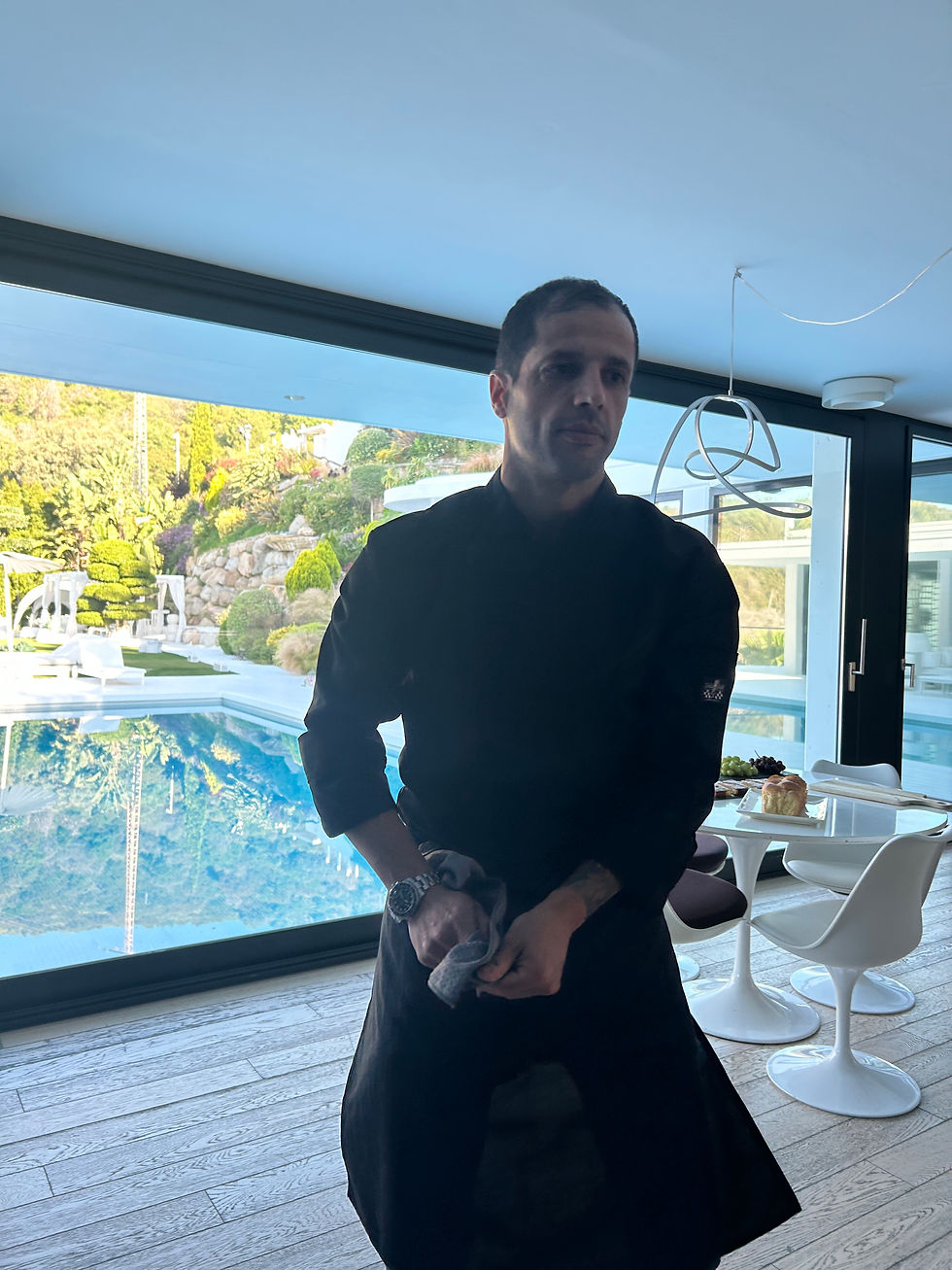 Chef Jonathan Lampis preparando un menú gourmet como chef privado en una casa particular de Barcelona. Cocina de autor con productos orgánicos, presentación cuidada y servicio exclusivo en el comedor del cliente.