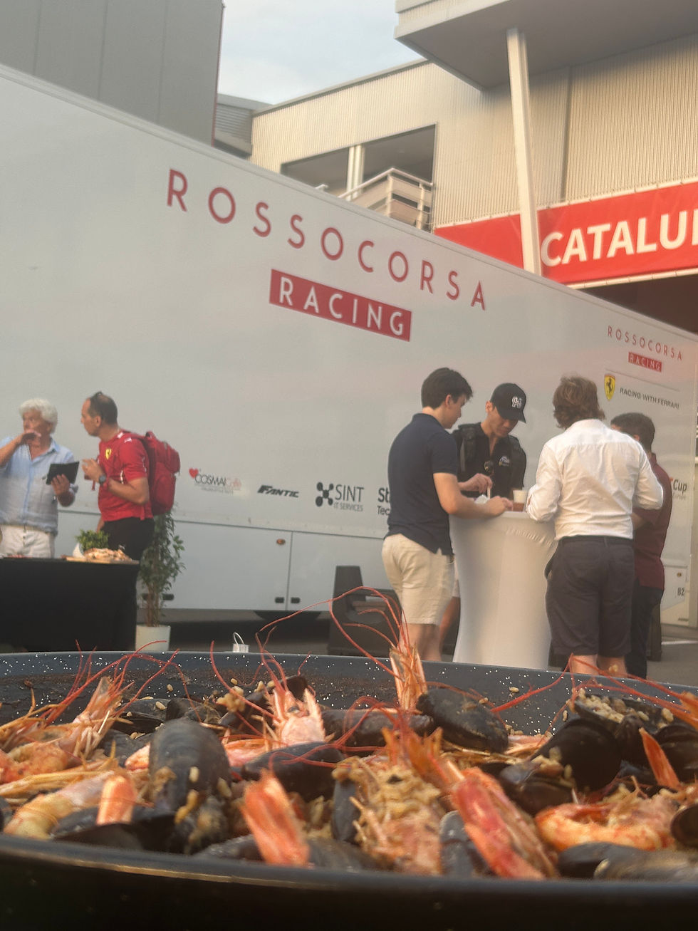 Jonny Catering ofreciendo un espectacular showcooking de paella para Rosso Corse Racing durante el Ferrari Challenge celebrado en el circuito de Montmeló, Barcelona. Catering profesional para eventos corporativos y deportivos.