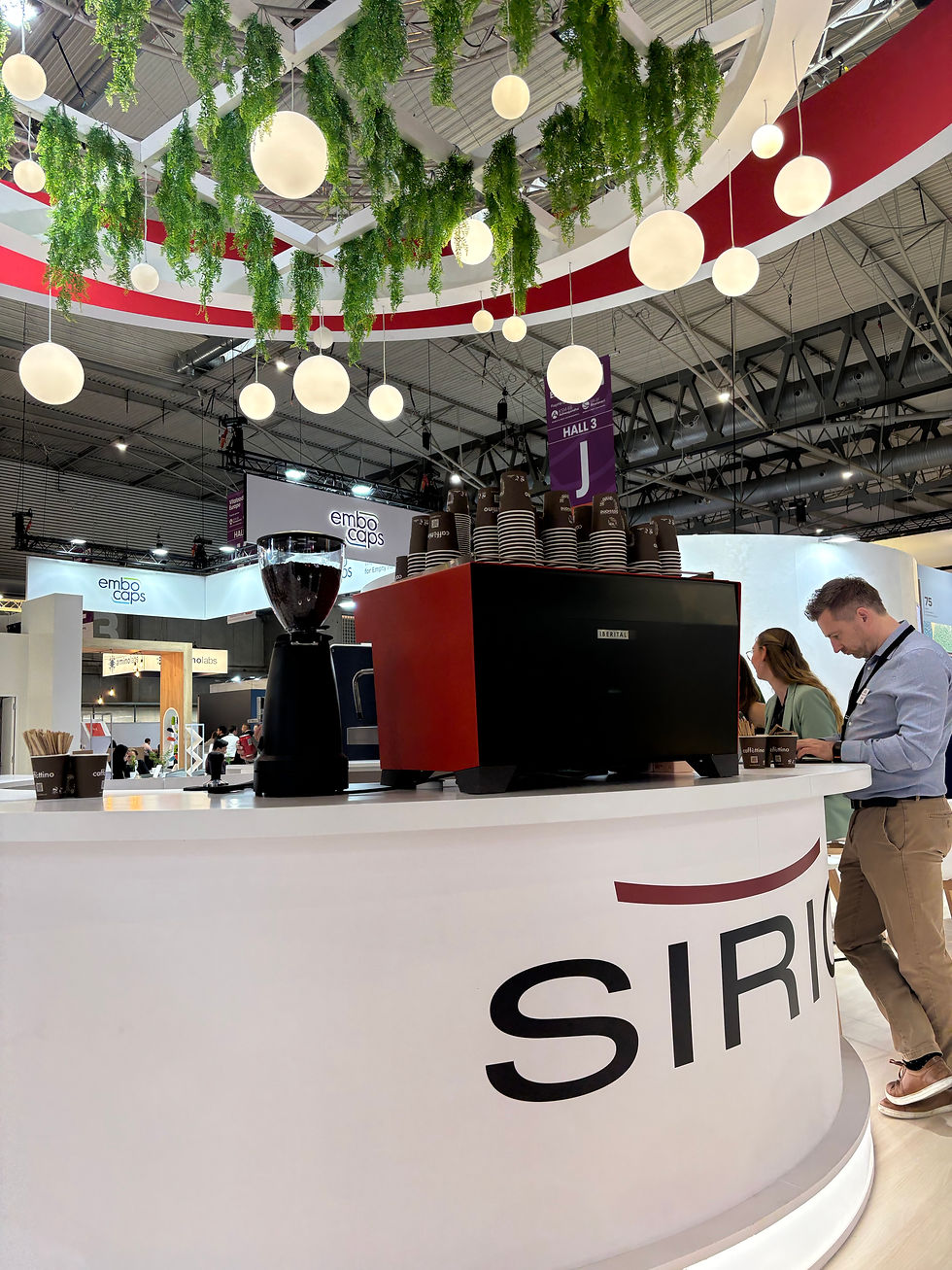 servicio de caffee de especialidades con barman profecional para atraer clientes en los stands de exposidores en feria en barcelona jonny catering eventos