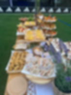 Mesa ecológica de Jonny Catering: menaje compostable y productos orgánicos locales, cuidando el planeta en cada evento corporativo.”