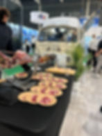 Cortador de jamon iberico a mano en la Fira gran via de Barcelona servido por jonny catering