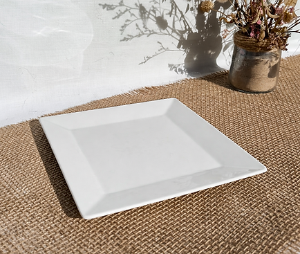 une assiette carrée blanche