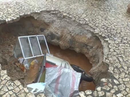 Calçada cede e quatro pessoas ficam feridas em ponto de ônibus na Avenida Centenário