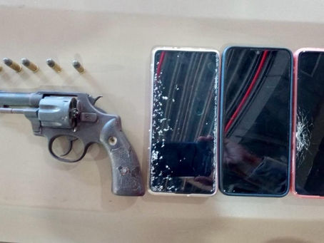 PM prende dupla, apreende arma de fogo, recupera veículo e objetos de roubo