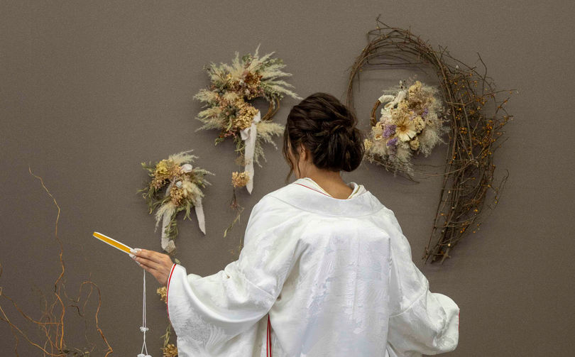 衿と袖口、フキに赤いラインが控えめに入った上質な白無垢