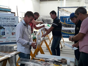 Realizado primeiro curso 100% prático de Pele de Vidro em Curitiba