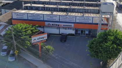 Na hora de comprar vidros, espelhos, perfis, ferragens, acessórios e outros materiais, é natural que vidraceiros e serralheiros comparem preços. Em um mercado competitivo, alguns reais de diferença podem parecer decisivos. Mas analisar somente o preço do produto pode esconder outros custos — e também alguns riscos — envolvidos na compra