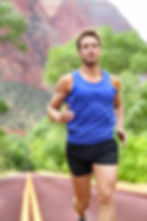 runner su strada con dietro montagna 