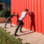 Esercizi di streaching davanti a muro rosso