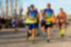 Gruppo runner corre mezza maratona