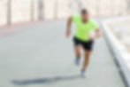 runner che corre veloce con maglia gialla 