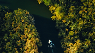 Boot auf einem Fluss im Herbst