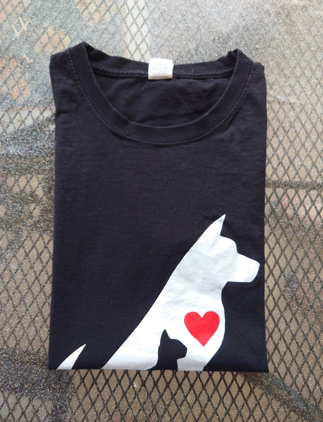 T-shirt con stampa cane/gatto