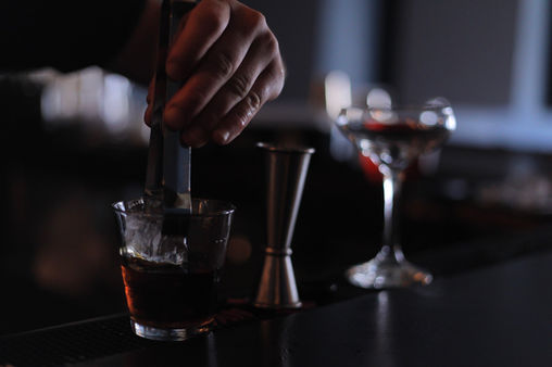 mixologist garnishing drink