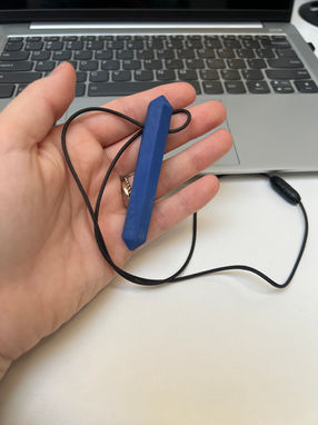 Colierul de mestecat: ajutor temporar sau risc de dependență? Cum îl folosim corect ca părinți