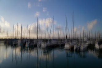 Abstract ICM photograph of boats at a marina during blue hour, with soft motion blur reflecting on calm water. created by Shavit Vos.
צילום יצירתי של סירות בנמל בגווני כחול, תנועה מכוונת מטשטשת צורות ויוצרת אווירה חלומית. יצירה מקורית של שביט פוס.