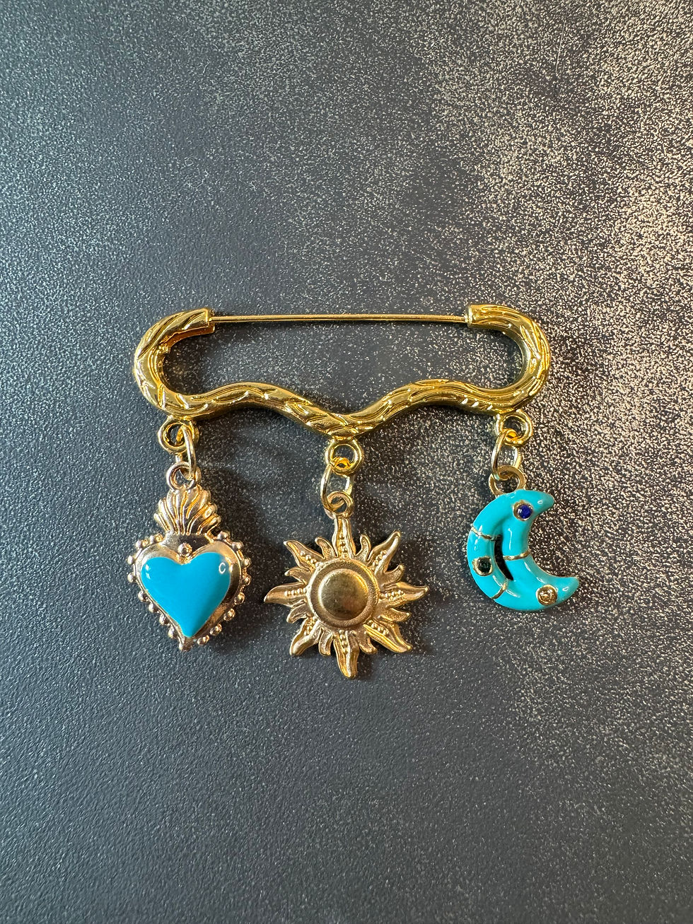 Miniature : Broche dorée en acier inoxydable avec un soleil, une lune et un coeur sacré bleus