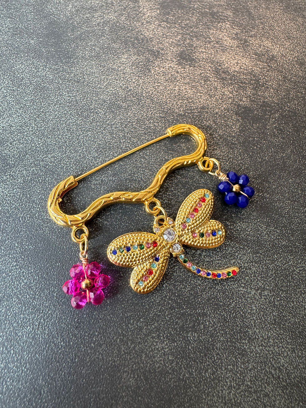 Miniature : Broche dorée en acier inoxydable avec une libellule et deux fleurs (fuchsia et bleu marine)