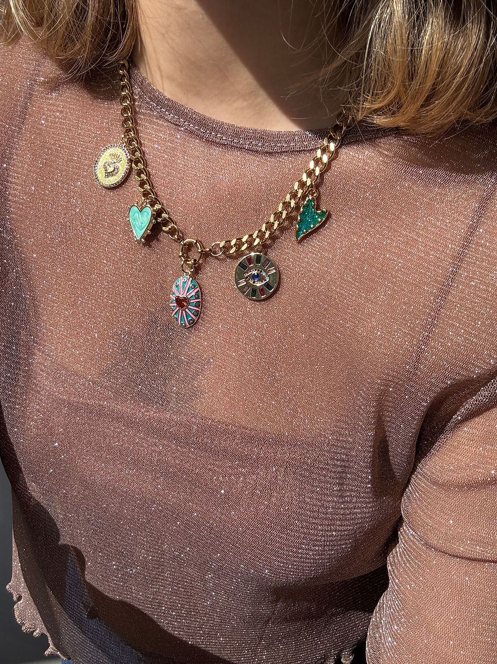 Miniature : Collier doré en acier inoxydable avec des pendentifs ex voto en plaqué or 18k bleus verts turquoises (coeurs sacrés et oeil)