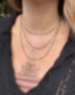 Collier fin trombone en acier inoxydable plaqué or 18k avec des perles naturelles de jade bleues