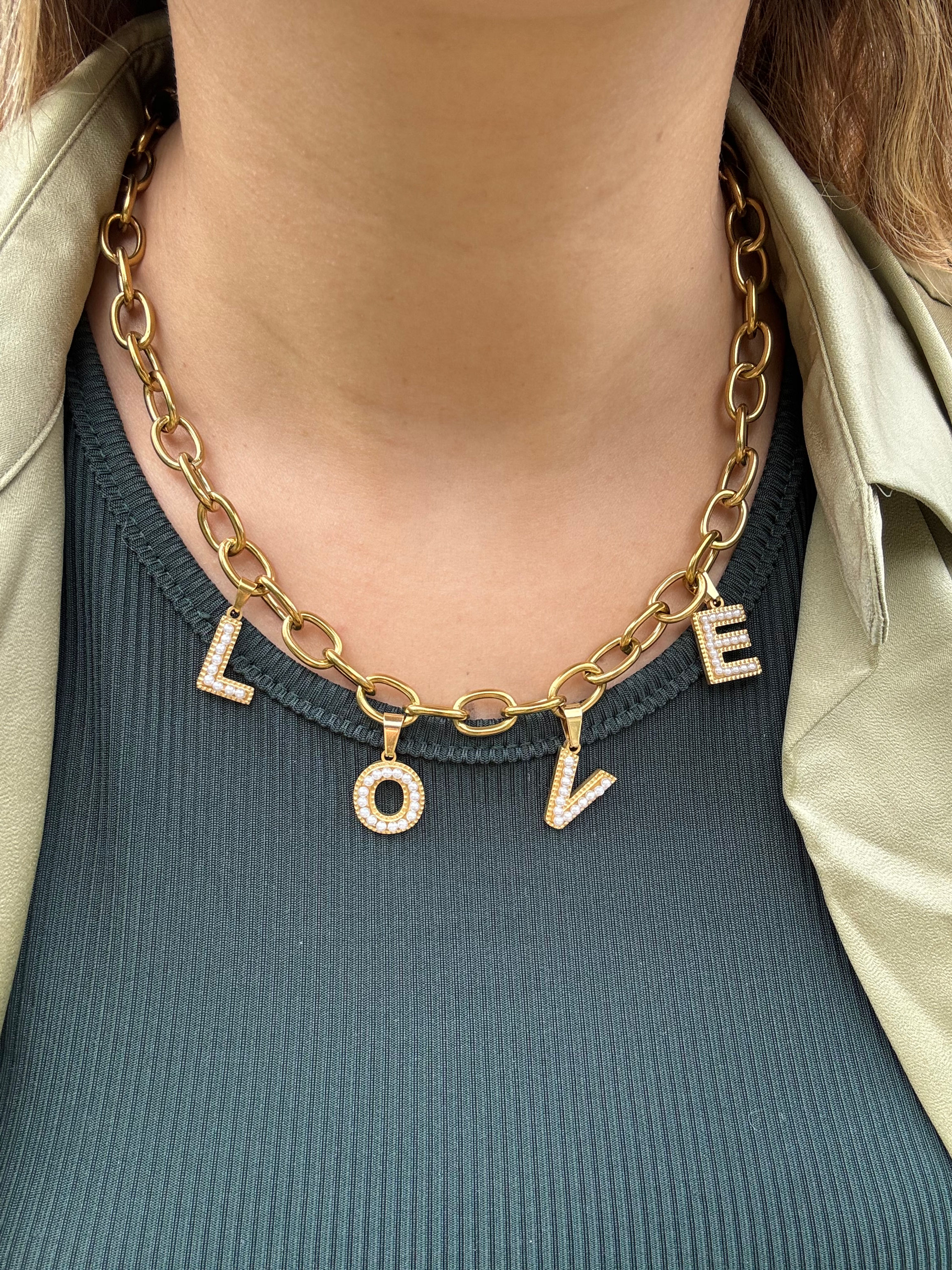 Collier lettres doré en acier inoxydable love (lettres avec des petites perles blanches)
