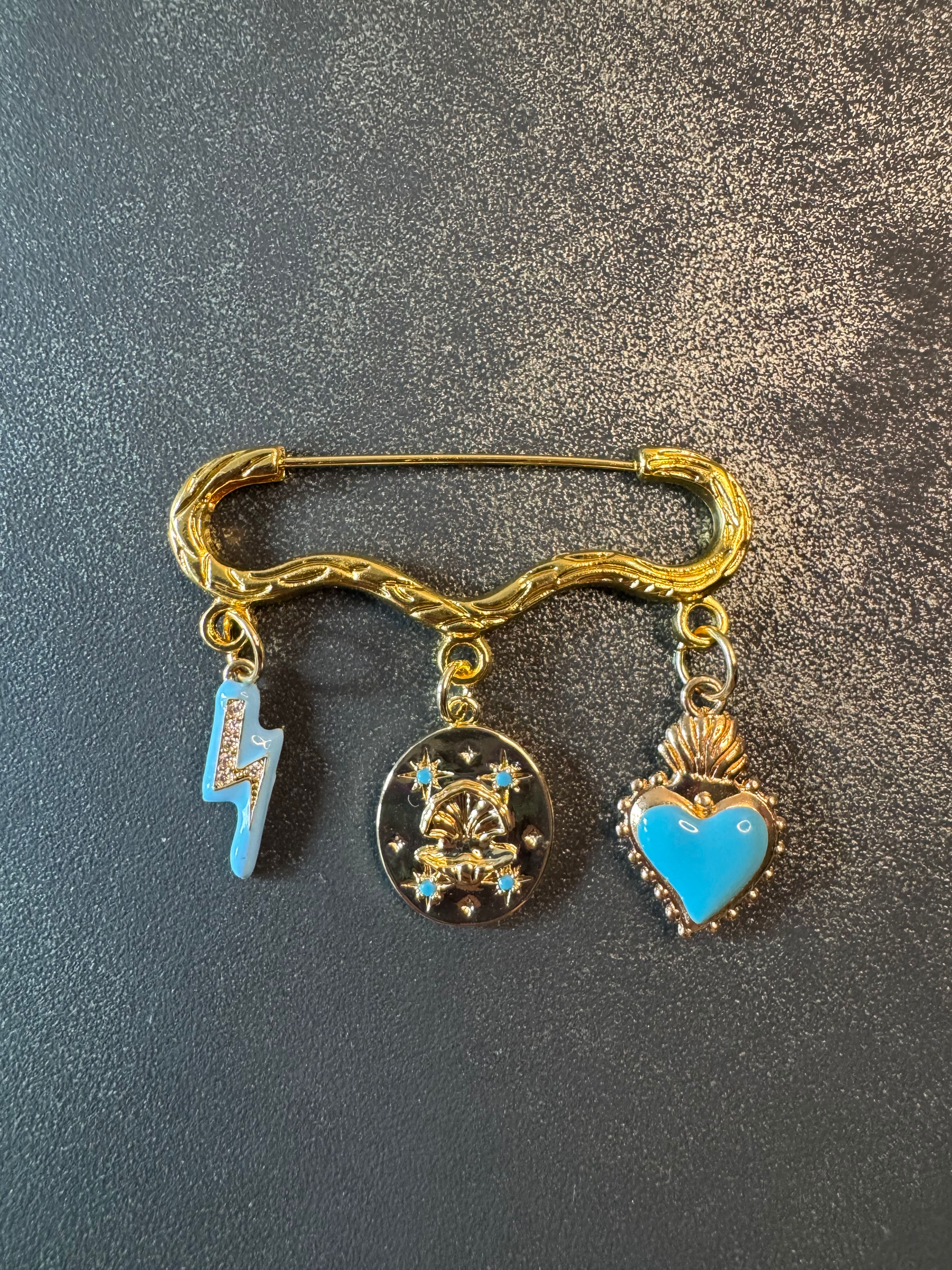 Broche dorée en acier inoxydable avec un coquillage, un éclair et un coeur sacré bleus clairs