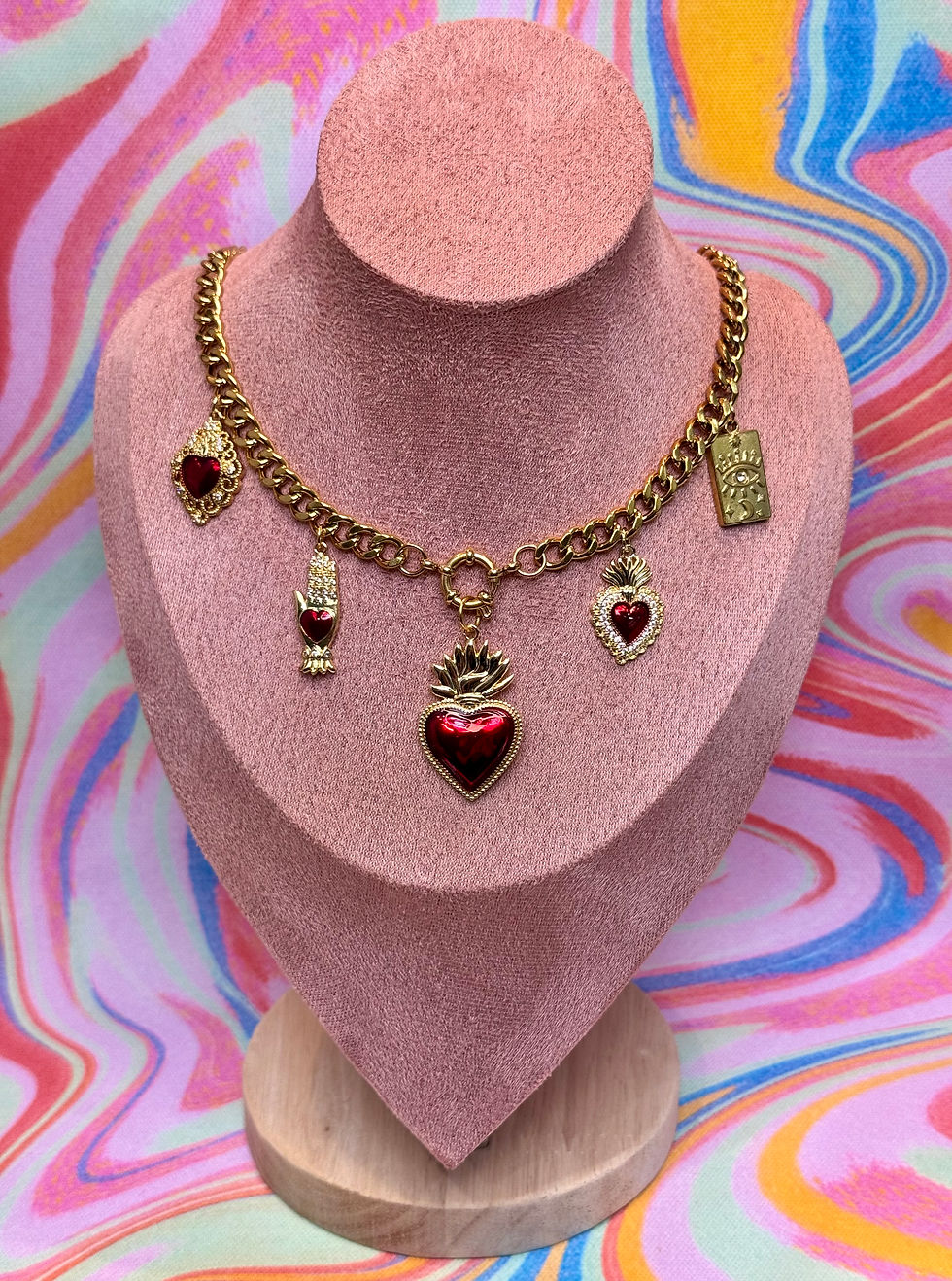 Miniature : Collier doré en acier inoxydable ex voto rouge et brillant (coeur sacré, oeil et main)