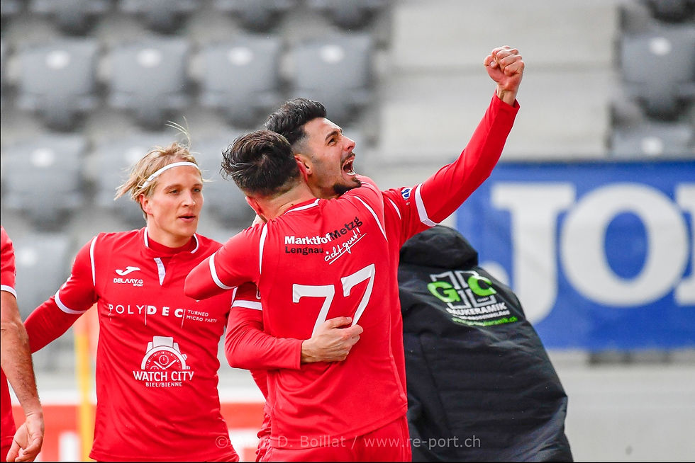 Mike Natoli célébrant avec ses coéquipiers du FC Bienne