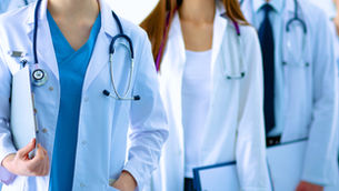 Plus de 8.500 médecins libéraux réclament la consultation à 50 euros et appellent à la grève.