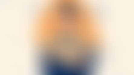 Illustration représentant l’estime de soi : une personne souriante se tient les bras croisés, entourée d’icônes de cœur, étoile et validation, avec un grand cœur inscrit 'Estime de soi' sur la poitrine, sur fond de silhouette humaine orange